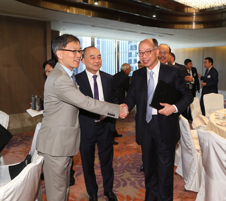 相片四：香港船東會主席許積臯(圖左)與運輸及房屋局局長陳帆(圖右)及香港海事處署理處長王世發(圖中)合影。