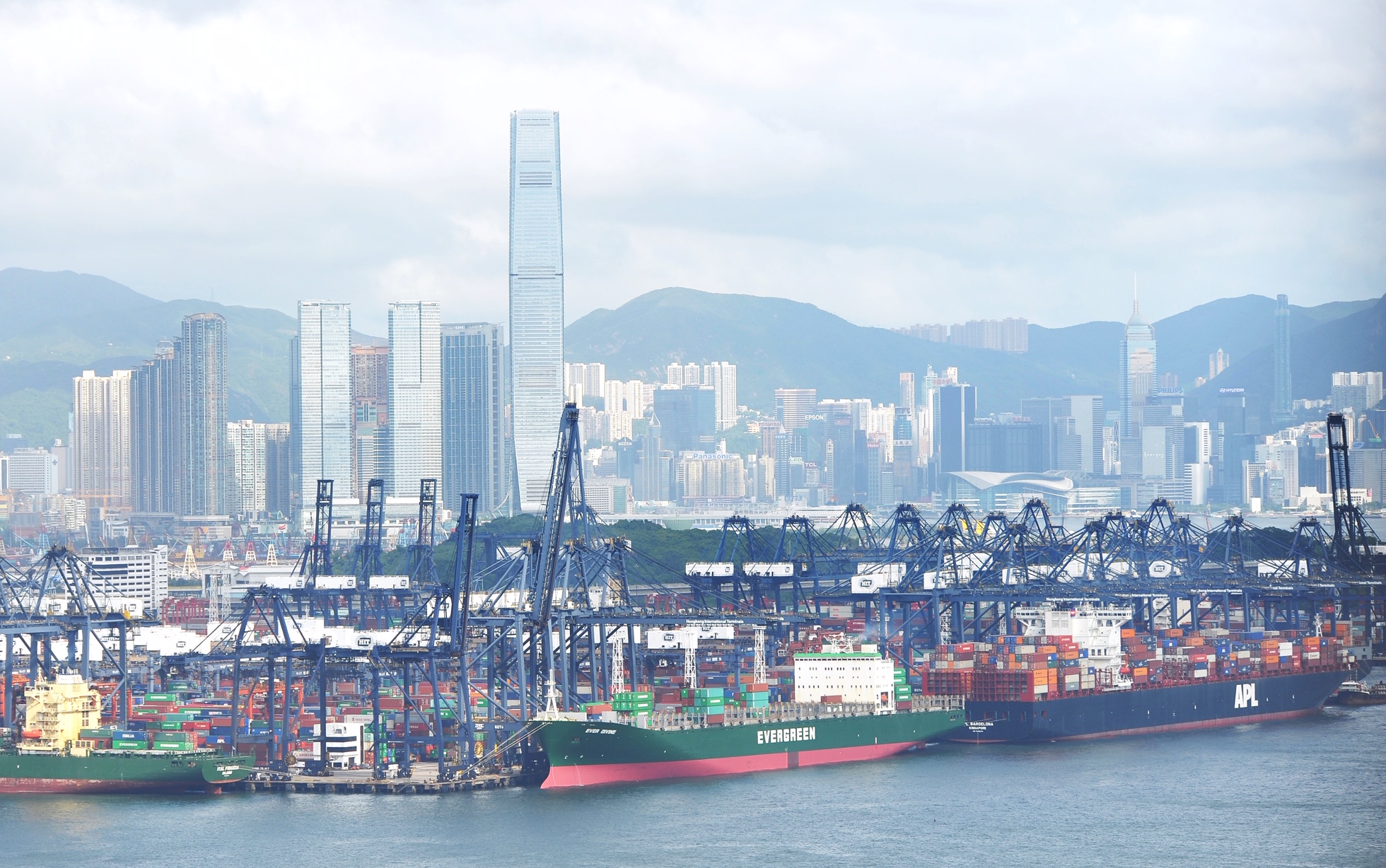 香港是國際海運中心，我們明白有必要確保環球貨物供應鏈暢通無礙，讓香港和世界各城市在疫情下如常運作。
