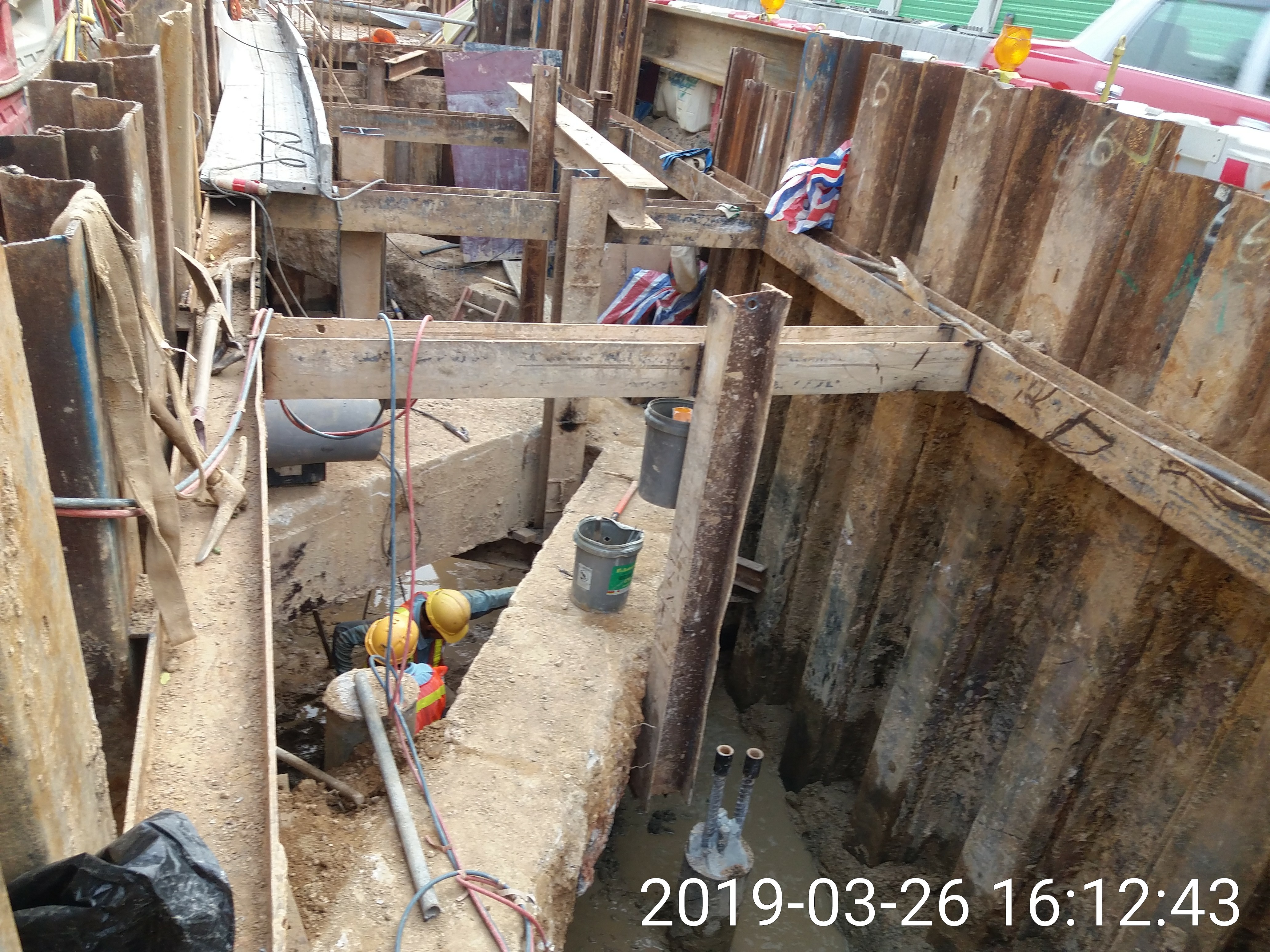 進行挖掘及地基工作時，需要克服地底設施複雜情況