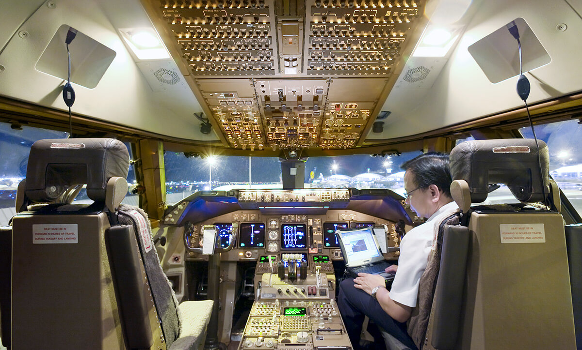 飛機維修人員正進行飛機系統檢查。