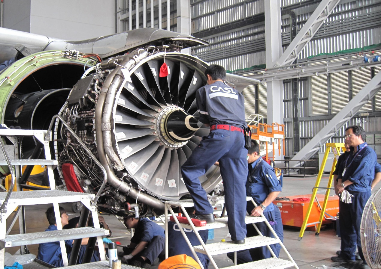 飛機維修人員正進行飛機維修。