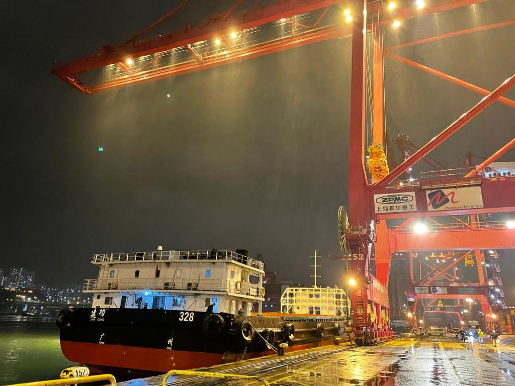 新鮮蔬果、雞蛋，陸續循水路供港