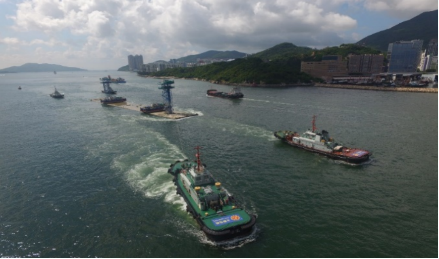 由躉船拖至維多利亞港的預製組件