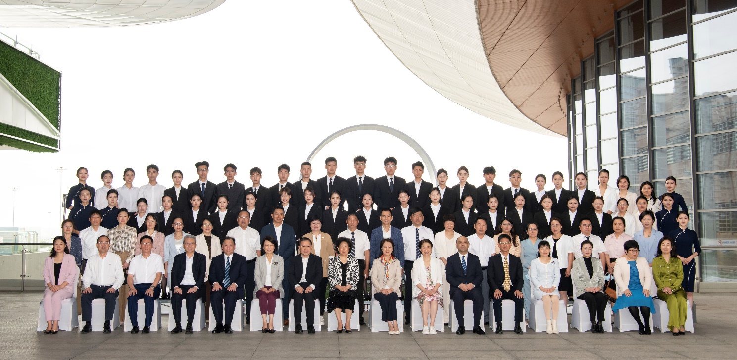 38名學員赴港前在珠海與香港機場管理局及內地相關航空培訓院校的代表合照。