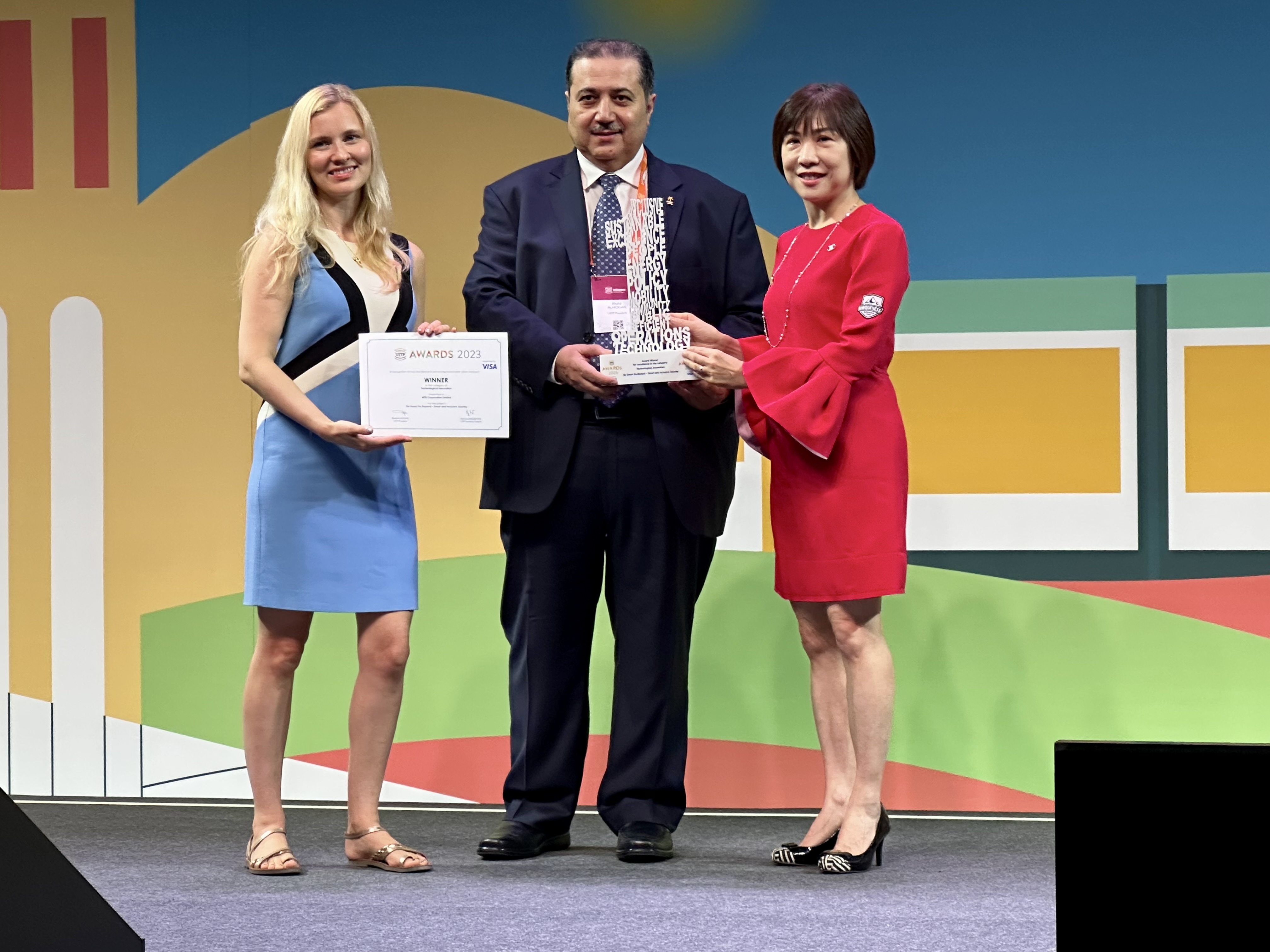 港鐵公司代表（右）在西班牙巴塞隆拿舉行的全球公共交通峰會中憑「載．向未來—智慧出行及共融企劃」獲頒科技創新組別大獎。