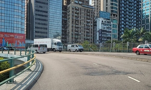 堅拿道天橋去年重鋪路面前的損耗情況