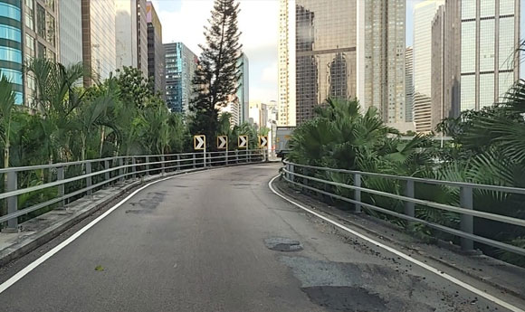 堅拿道天橋去年重鋪路面前的損耗情況