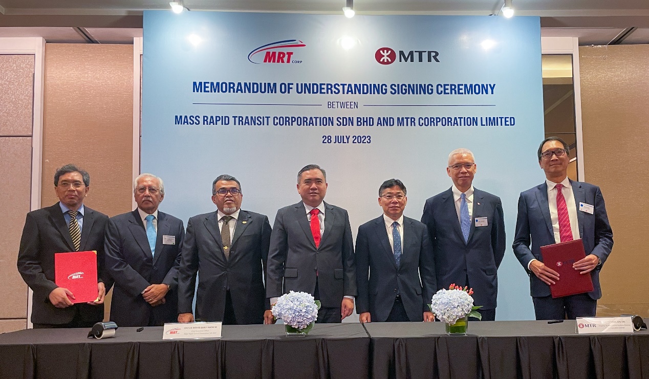 我和馬來西亞交通部長陸兆福（中）昨日在馬來西亞見證港鐵與馬來西亞捷運公司MRT Corp簽訂合作備忘錄。