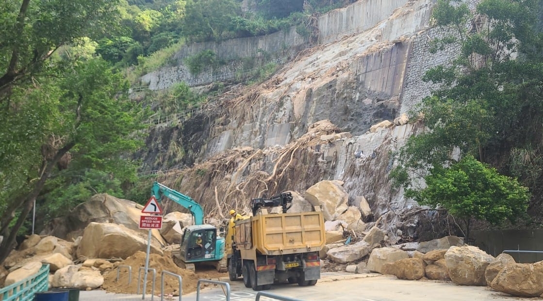 路政署承建商至今已清理150噸覆蓋耀興道行車道的泥石