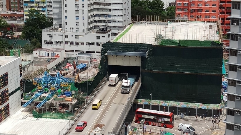 首階段的拆卸工程及重置中的加士居道天橋（東段）