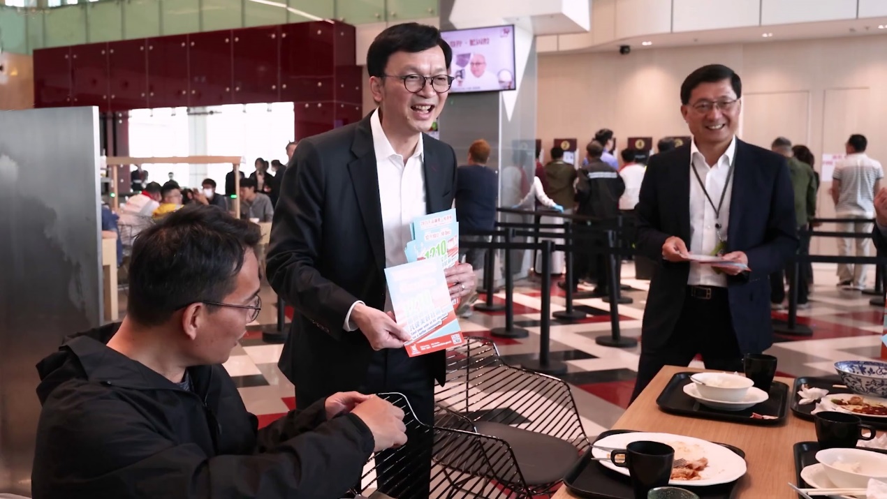 我本周出訪上海期間，署理局長廖振新與政治助理陳閱川，亦繼續到訪機場管理局，呼籲機場工作人員投票。