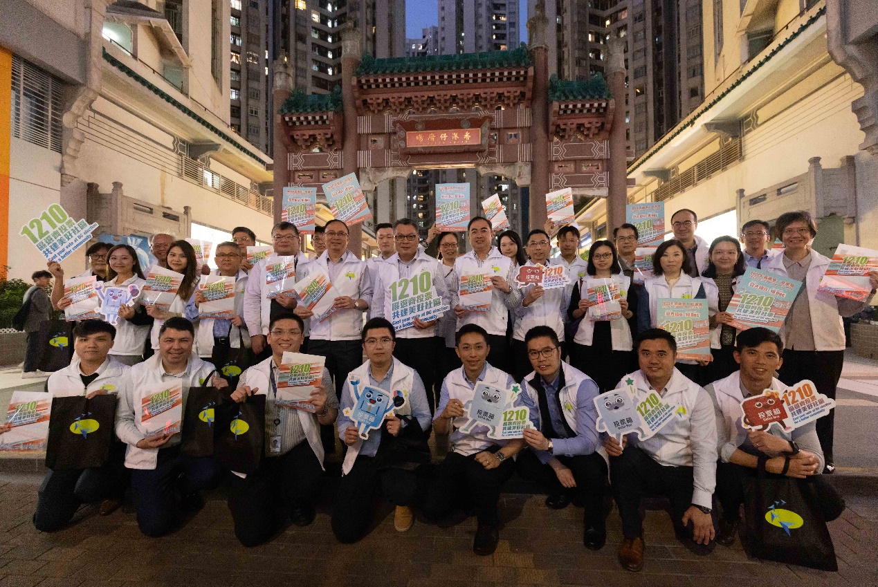 民航處義工隊在香港仔，呼籲市民踴躍投票。