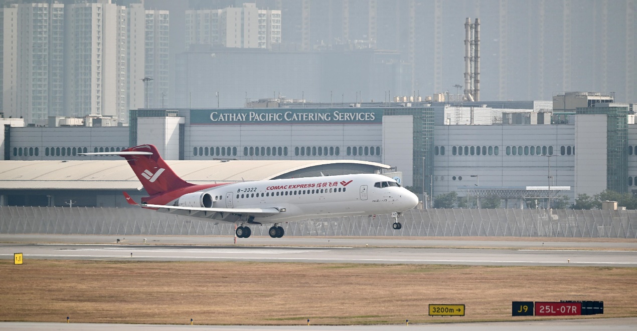 國家自主研製的ARJ21飛機十二月十二日降落香港國際機場的一刻。