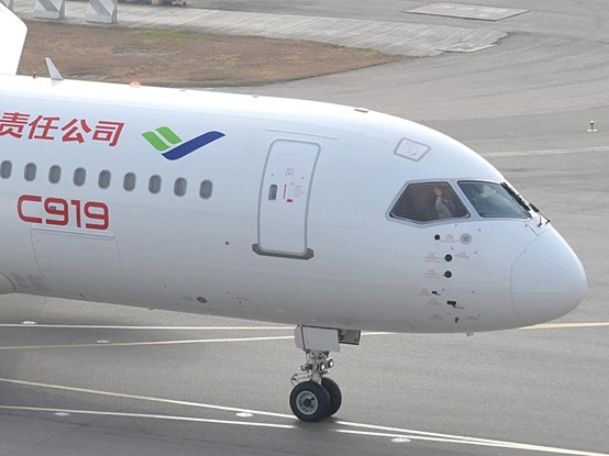 民航處的李謙彥以機長身分駕駛C919從上海飛抵香港。