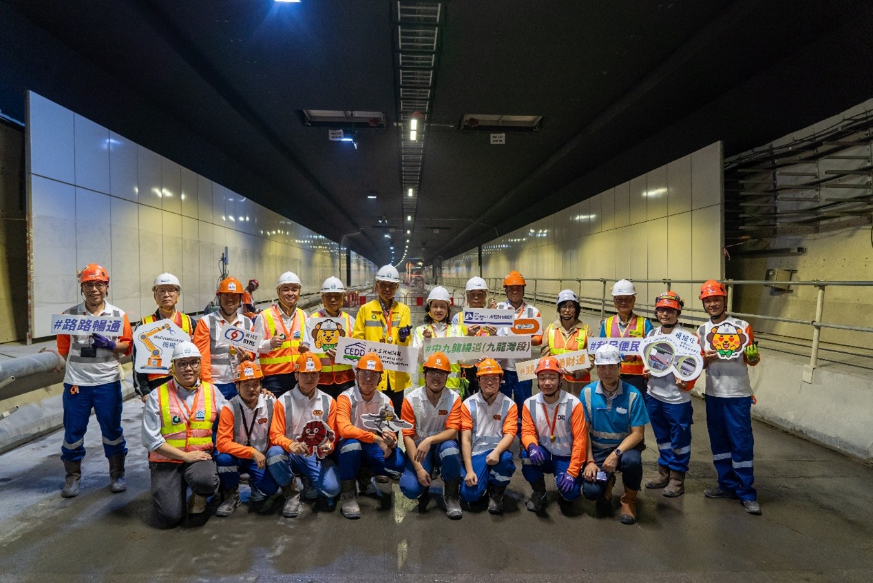 我日前與團隊到中九龍繞道(九龍灣段)現場視察工程進度，力爭整條六號幹線在今年內開通。