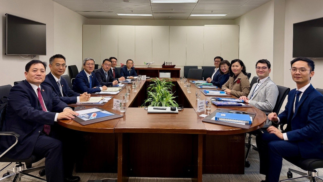 我與團隊日前亦和中國石油及崑崙能源的代表會面，就推動香港綠色船用燃料及可持續航空燃料的使用等議題交流。