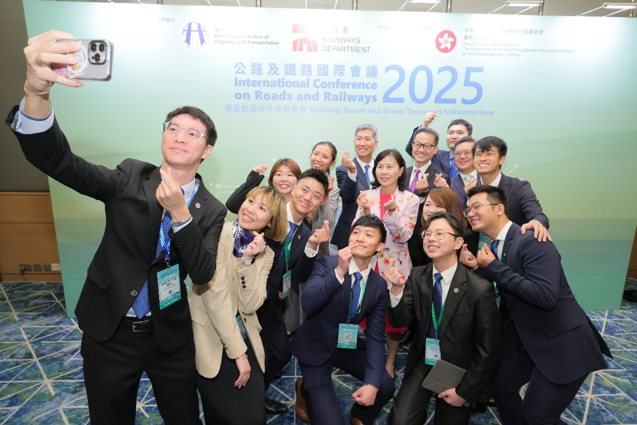 路政署首次舉辦「公路及鐵路國際會議2025」，我跟與會的年輕工程師交流。