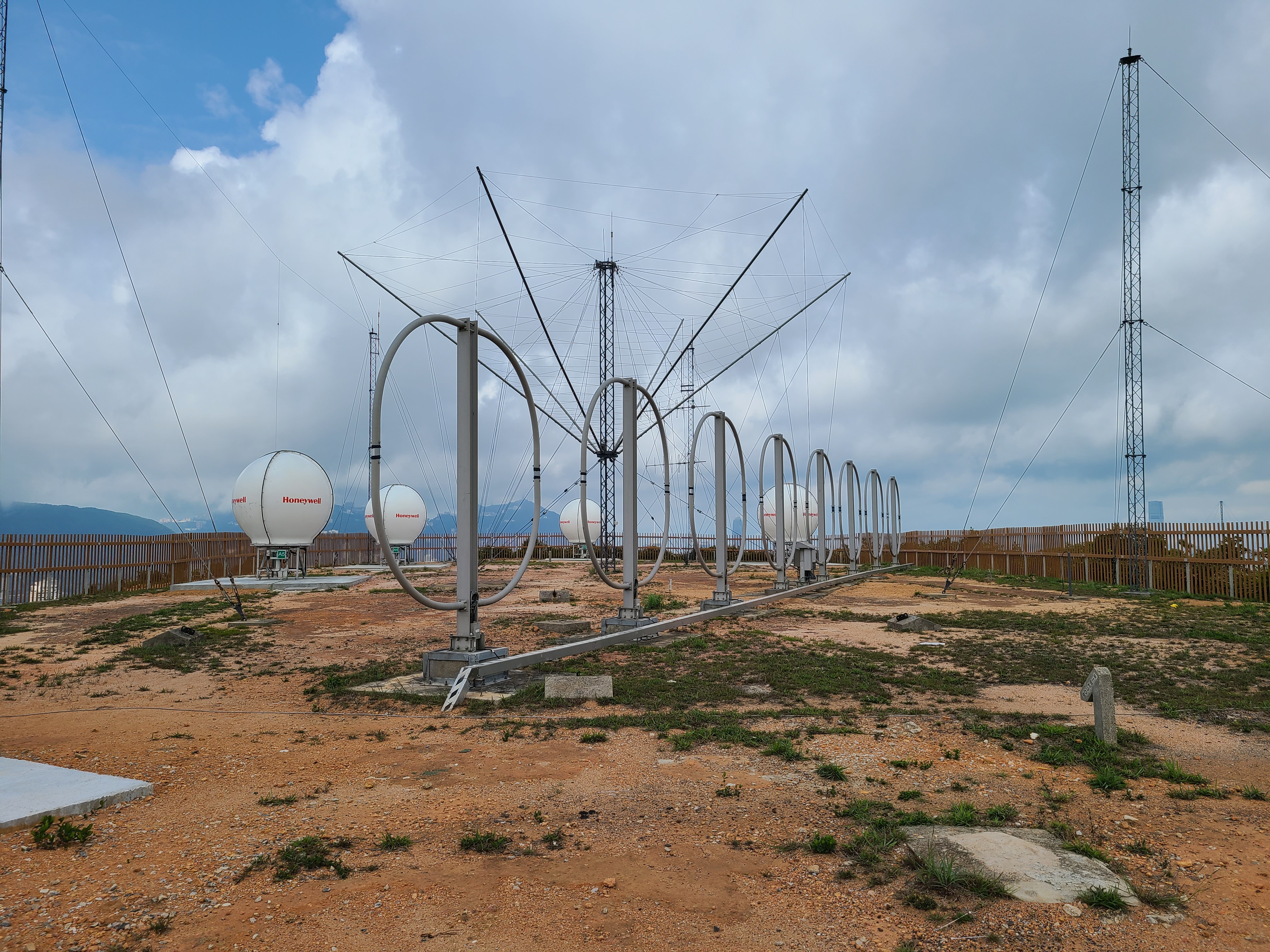 天線及無線電通訊電台