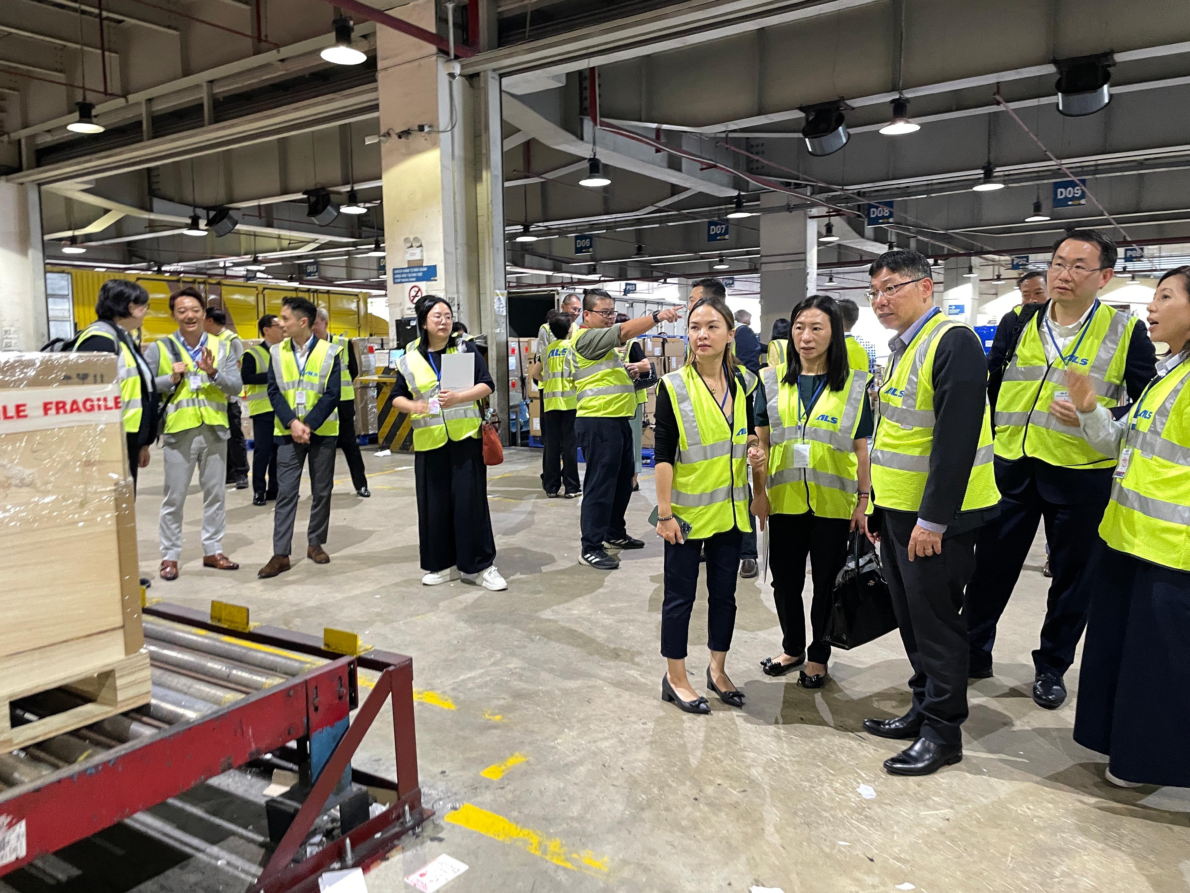 The Secretary for Transport and Logistics, Mr Lam Sai-hung, started the four-day visit to Vietnam yesterday (October 10). Photo shows Mr Lam visiting logistics facilities located near Noi Bai International Airport.