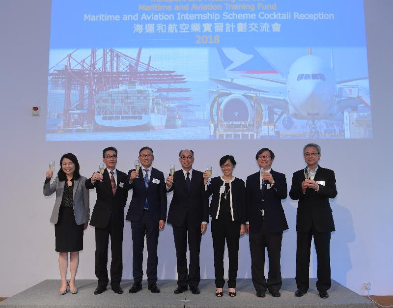 運輸及房屋局局長陳帆（中）今日（七月二十日）在海運和航空業實習計劃交流會上與業界來賓一同舉杯，歡迎參與計劃的同學，同時向參與公司致謝。民航處處長李天柱（左三）和海事處處長鄭美施（右三）亦一同出席。