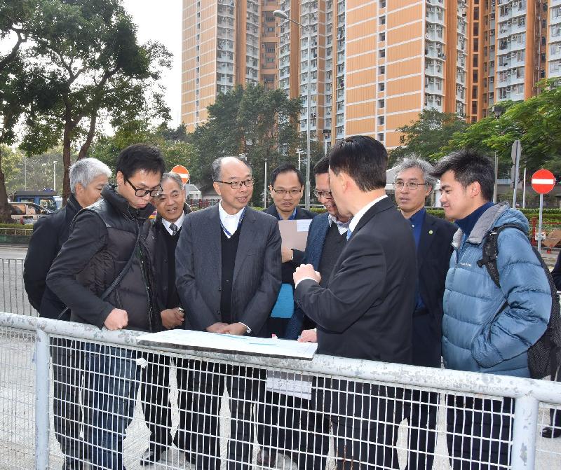 运输及房屋局局长陈帆（左四）今日（十二月十八日）下午到访葵青区。陈帆在葵青区议会主席罗竞成（左六）和葵青民政事务专员罗应祺（左五）陪同下，实地听取路政署人员介绍将会兴建的葵涌大窝口道至禾塘咀街升降机及行人通道系统。 