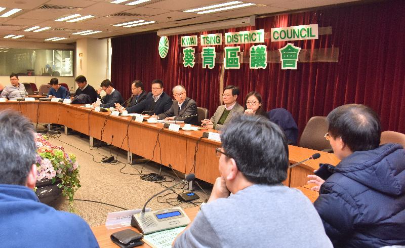 运输及房屋局局长陈帆（左七）今日（十二月十八日）下午到访葵青区，与葵青区议会主席罗竞成（左六）及区议员就地区事务交换意见。