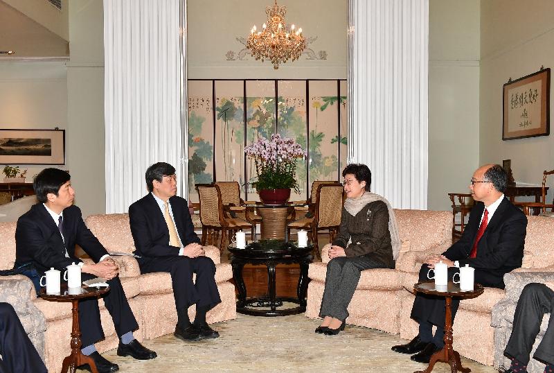行政長官林鄭月娥（右二）今日（一月二十九日）在禮賓府與中國鐵路總公司總經理陸東福（左二）會面，旁為運輸及房屋局局長陳帆（右一）及中國鐵路總公司辦公廳主任韓江平（左一）。 