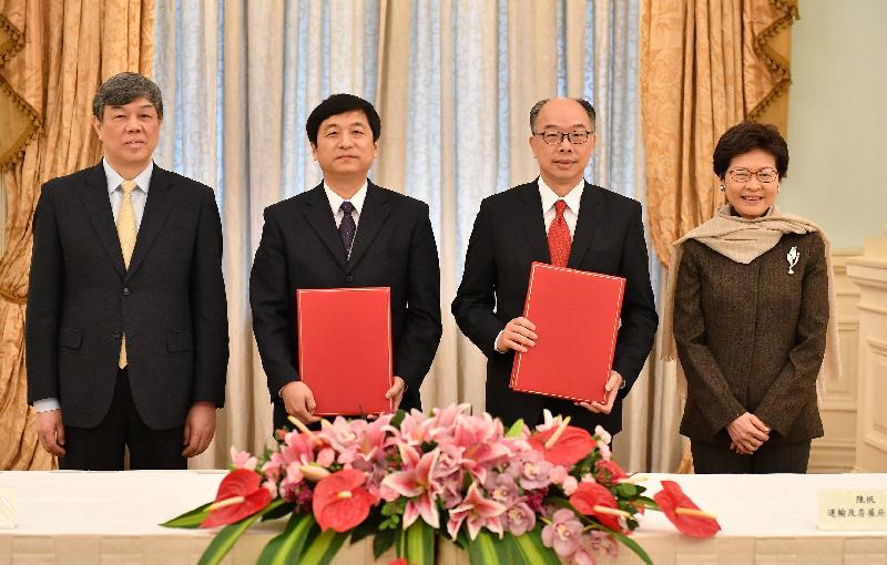香港特區政府今日（一月二十九日）與中國鐵路總公司簽署《關於廣深港高速鐵路香港段運營準備工作重點事項安排備忘錄》（《備忘錄》），簽署儀式由行政長官林鄭月娥和中國鐵路總公司總經理陸東福見證。圖示林鄭月娥（右一）、陸東福（左一）與運輸及房屋局局長陳帆（右二）和中國鐵路總公司辦公廳主任韓江平（左二）在簽署《備忘錄》後合照。 