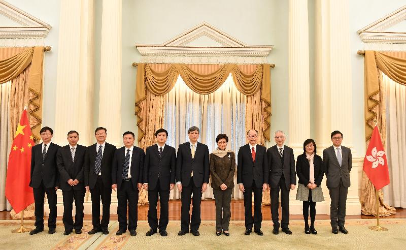 香港特區政府今日（一月二十九日）與中國鐵路總公司簽署《關於廣深港高速鐵路香港段運營準備工作重點事項安排備忘錄》。圖示行政長官林鄭月娥（右五）、運輸及房屋局局長陳帆（右四）、中國鐵路總公司總經理陸東福（左六）、中國鐵路總公司辦公廳主任韓江平（左五）和雙方人員在簽署儀式上合照。 