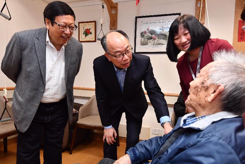 運輸及房屋局局長陳帆今日（二月二十一日）下午到訪灣仔。圖示陳帆（左二）在灣仔區議會主席吳錦津（左一）陪同下，探訪聖雅各福群會灣仔健智支援服務中心，並與長者閒話家常。  
