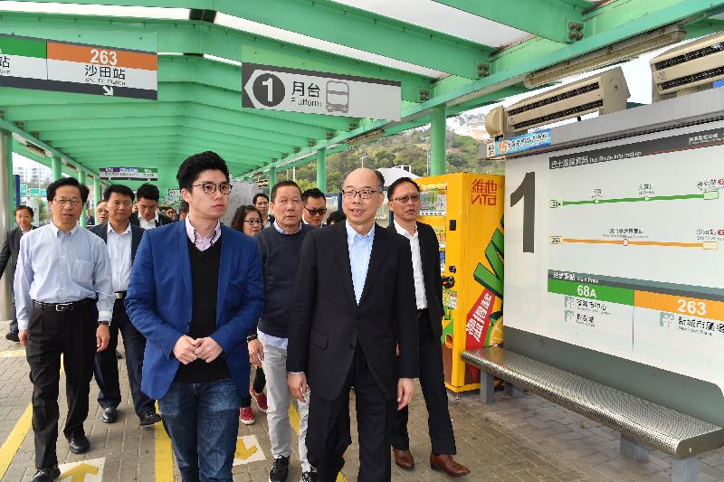 運輸及房屋局局長陳帆（前排右一）今日（三月七日）下午到訪屯門期間，實地視察屯門公路巴士轉乘站運作。 