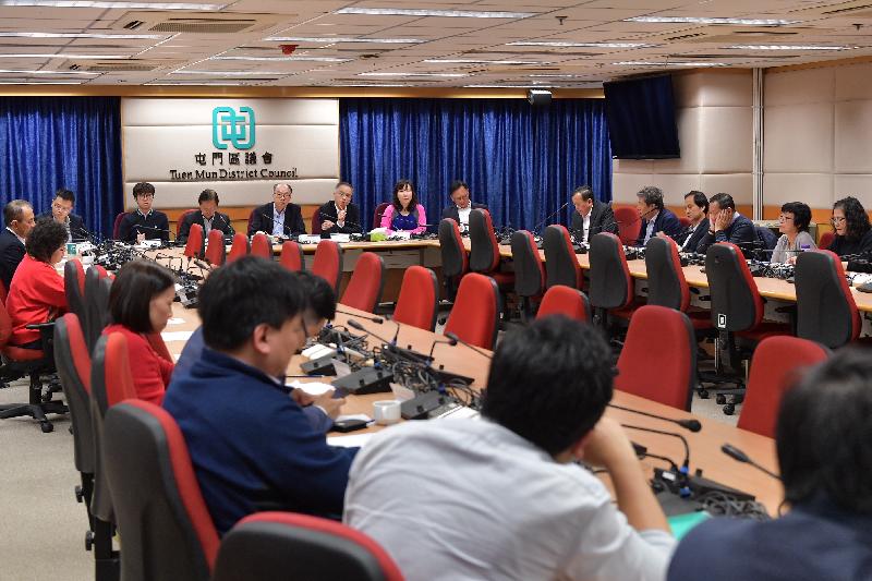 運輸及房屋局局長陳帆（右十）今日（三月七日）下午到訪屯門，與屯門區議會議員會面。旁為屯門區議會主席梁健文（右十一）、運輸及房屋局副局長蘇偉文博士（右九）及屯門民政事務專員馮雅慧（右八）。 