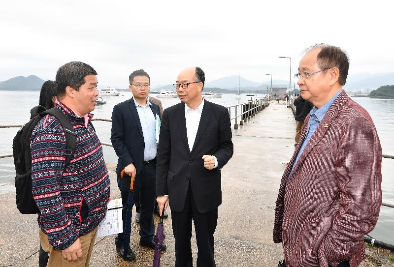 運輸及房屋局局長陳帆（右二）今日（三月十四日）下午到訪西貢區期間，到早禾坑碼頭了解該處的設施。  