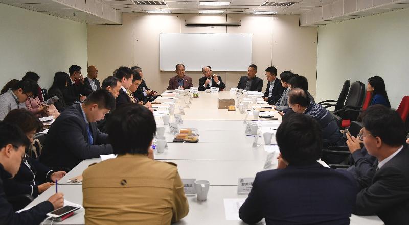 運輸及房屋局局長陳帆（後排右二）今日（三月十四日）下午到訪西貢區，並與西貢區議會主席吳仕福（後排右三）及區議員會面。旁為西貢民政事務專員趙燕驊（後排右一）。  