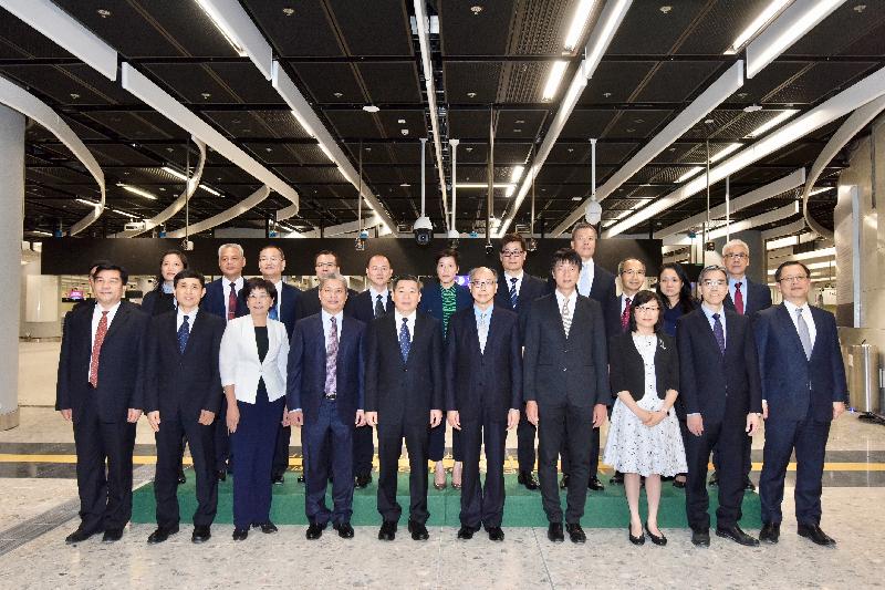 《廣深港高鐵（一地兩檢）條例》今日（九月四日）開始實施，以配合廣深港高鐵香港段於月內開通。圖示運輸及房屋局局長陳帆（前排右五）和廣東省人民政府副秘書長林積（前排左五）昨晚（九月三日）在西九龍站與雙方相關部門及單位代表合照。