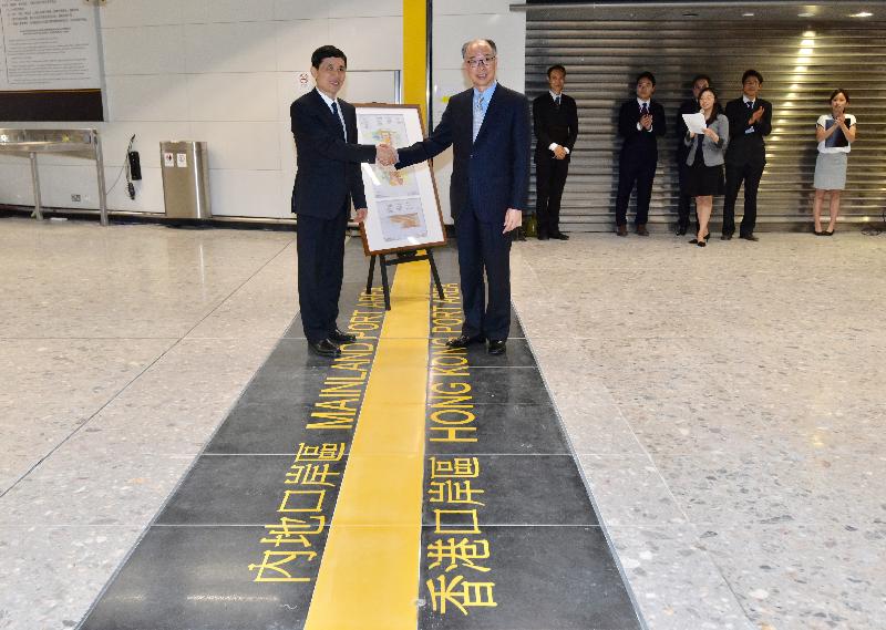 《廣深港高鐵（一地兩檢）條例》今日（九月四日）開始實施，以配合廣深港高鐵香港段於月內開通。圖示運輸及房屋局局長陳帆（右）昨晚（九月三日）將內地口岸區的圖則交予深圳市人民政府副秘書長楊修友（左）。