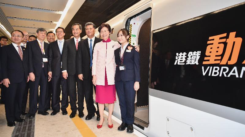 行政長官林鄭月娥今日（九月二十二日）在香港西九龍站出席「廣州—深圳—香港」高速鐵路（香港段）開通儀式。圖示林鄭月娥（右二）、廣東省省長馬興瑞（右三）、（左起）中央人民政府駐香港特別行政區聯絡辦公室主任王志民、運輸及房屋局局長陳帆、中國鐵路總公司總經理陸東福、外交部駐香港特別行政區特派員公署特派員謝鋒、國務院港澳事務辦公室主任張曉明和全國政協副主席梁振英由西九龍站前往廣州南站前在「動感號」列車旁合照。