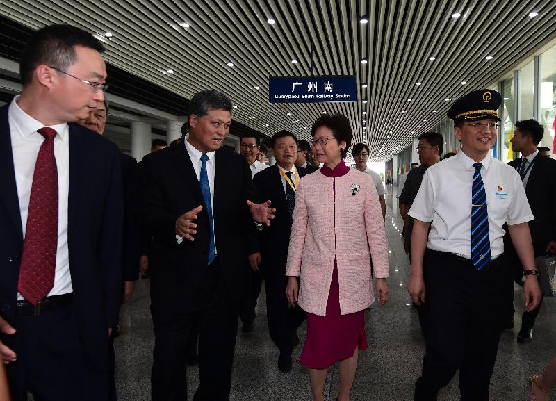 行政長官林鄭月娥、廣東省省長馬興瑞和其他嘉賓今日（九月二十二日）乘坐「動感號」列車抵達廣州南站。圖示廣州市市長溫國輝（左一）在車站迎接林鄭月娥（右二）、馬興瑞（左二）及其他嘉賓。