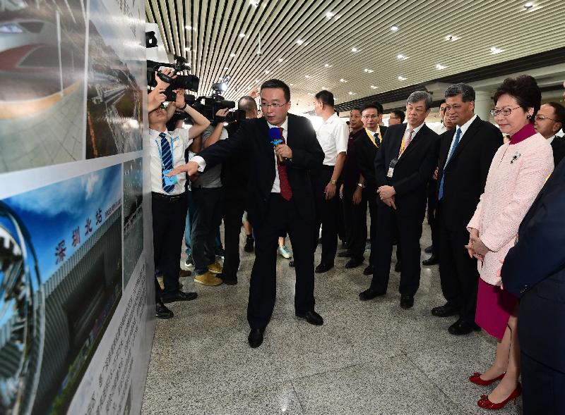 行政長官林鄭月娥今日（九月二十二日）乘坐「動感號」列車抵達廣州南站。圖示林鄭月娥（右一）、廣東省省長馬興瑞（右二）、中國鐵路總公司總經理陸東福（右三）和其他嘉賓聽取珠三角地區鐵路發展的介紹。