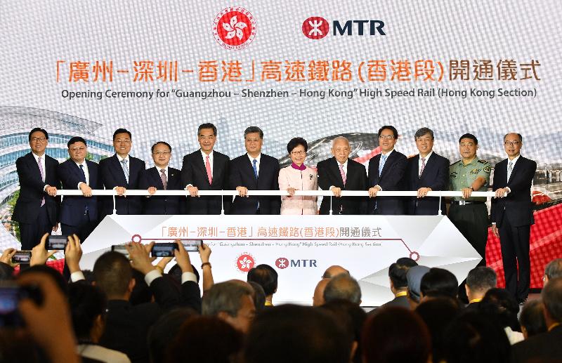 行政長官林鄭月娥今日（九月二十二日）在香港西九龍站出席「廣州－深圳－香港」高速鐵路（香港段）開通儀式。圖示（左起）香港鐵路有限公司非執行主席馬時亨教授、深圳市委書記王偉中、外交部駐香港特別行政區特派員公署特派員謝鋒、中央人民政府駐香港特別行政區聯絡辦公室主任王志民、全國政協副主席梁振英、廣東省省長馬興瑞、林鄭月娥、全國政協副主席董建華、國務院港澳事務辦公室主任張曉明、中國鐵路總公司總經理陸東福、中國人民解放軍駐香港部隊司令員譚本宏和運輸及房屋局局長陳帆主持開通儀式。