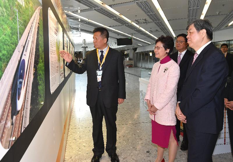 行政長官林鄭月娥今日（九月二十二日）在香港西九龍站出席「廣州—深圳—香港」高速鐵路（香港段）開通儀式。圖示（左二起）林鄭月娥、香港鐵路有限公司非執行主席馬時亨教授和中國鐵路總公司總經理陸東福聽取中國鐵路總公司代表介紹國家高鐵的發展。