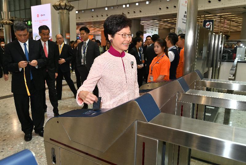 行政長官林鄭月娥今日（九月二十二日）在香港西九龍站出席「廣州—深圳—香港」高速鐵路（香港段）開通儀式後，乘坐「動感號」列車由西九龍站前往廣州南站。