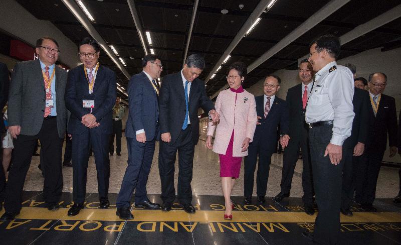 行政長官林鄭月娥今日（九月二十二日）在香港西九龍站出席「廣州—深圳—香港」高速鐵路（香港段）開通儀式。圖示林鄭月娥（左五）、廣東省省長馬興瑞（左四）、行政長官辦公室主任陳國基（左一）、香港鐵路有限公司非執行主席馬時亨教授（左二）、外交部駐香港特別行政區特派員公署特派員謝鋒（左三）、中央人民政府駐香港特別行政區聯絡辦公室主任王志民（右四）、全國政協副主席梁振英（右三）、運輸及房屋局局長陳帆（右一）和其他嘉賓一同進入內地口岸區。