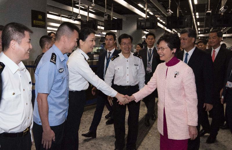 行政長官林鄭月娥今日（九月二十二日）在香港西九龍站出席「廣州—深圳—香港」高速鐵路（香港段）開通儀式。圖示林鄭月娥（右三）、廣東省省長馬興瑞（右二）和全國政協副主席梁振英（右一）聽取職員介紹內地口岸區的工作情況。