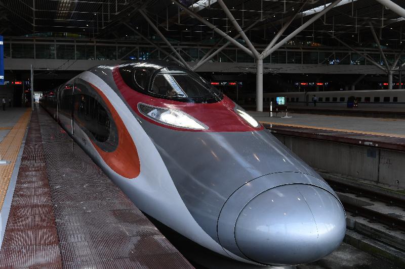 廣深港高速鐵路香港段今日（九月二十三日）開始營運，首班列車（車次G5736）以深圳北站為終點，上午七時由香港西九龍站開出。圖示列車抵達深圳北站。 