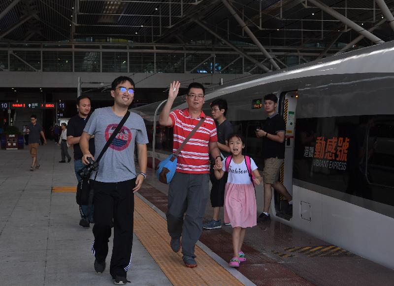 廣深港高速鐵路香港段今日（九月二十三日）開始營運，首班列車（車次G5736）以深圳北站為終點，上午七時由香港西九龍站開出。圖示列車抵達深圳北站。 