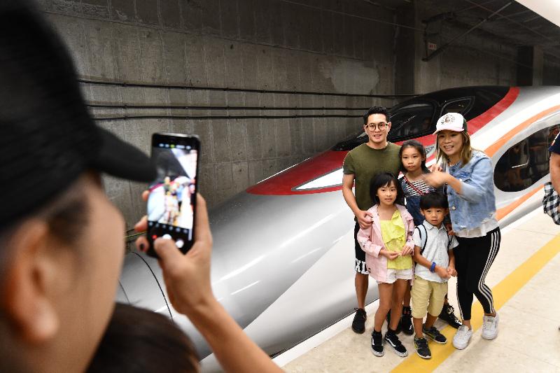 廣深港高速鐵路香港段今日（九月二十三日）開始營運，首班列車（車次G5736）以深圳北站為終點，上午七時由香港西九龍站開出。圖示乘客登車前合照。 