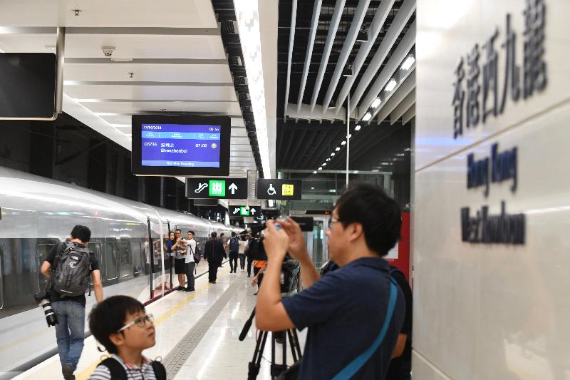 廣深港高速鐵路香港段今日（九月二十三日）開始營運，首班列車（車次G5736）以深圳北站為終點，上午七時由香港西九龍站開出。圖示乘客登車。 