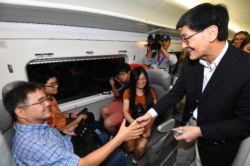 廣深港高速鐵路香港段今日（九月二十三日）開始營運，首班列車（車次G5736）以深圳北站為終點，上午七時由香港西九龍站開出。圖示車上情況。 