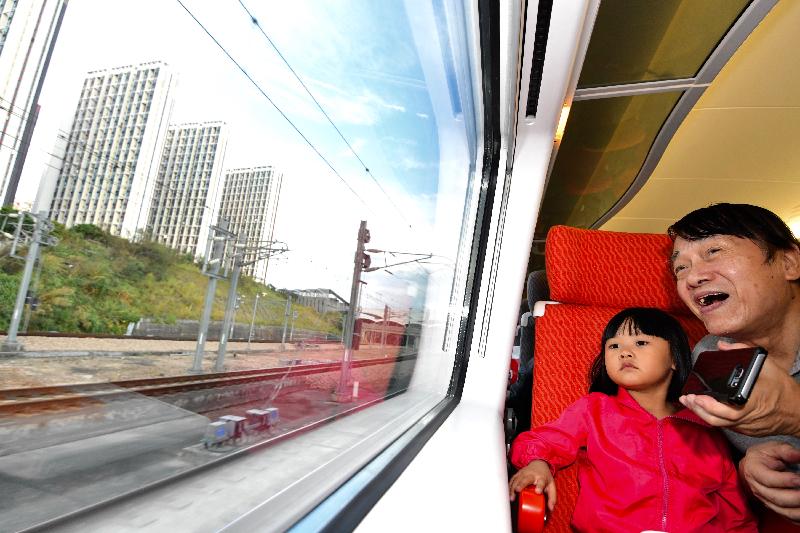廣深港高速鐵路香港段今日（九月二十三日）開始營運，首班列車（車次G5736）以深圳北站為終點，上午七時由香港西九龍站開出。圖示車上情況。 